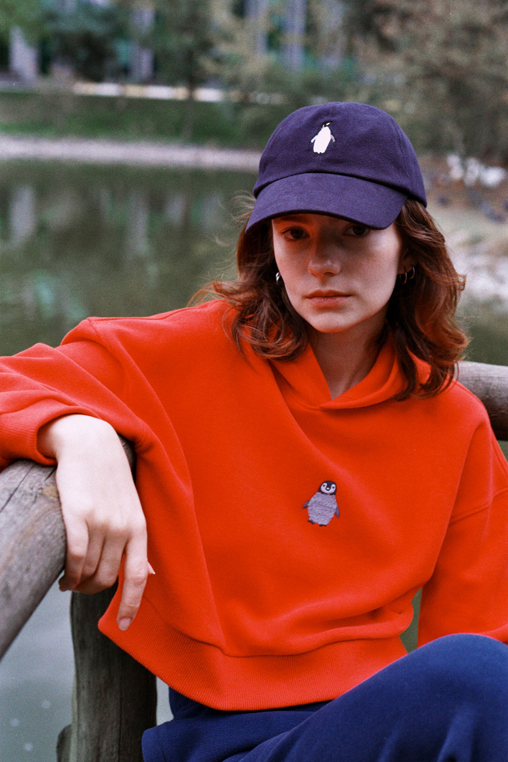 Yavru İmparator Penguen SuperSoft Crop Hoodie - Kırmızı